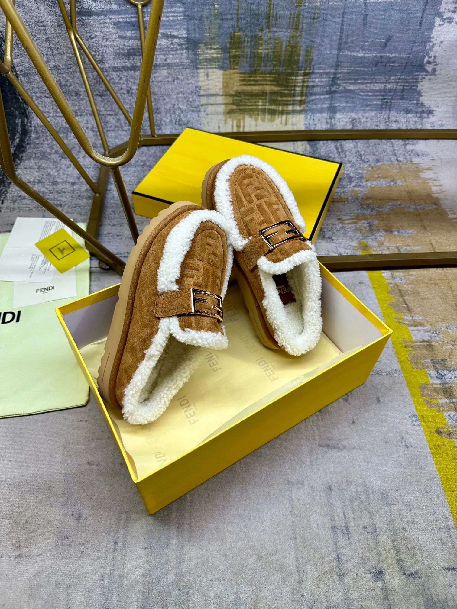p560🐮🐮FENDI’s latest casual round toe flat half slippers. Made of black suede material and decorated with a tonal embossed FF pattern. Tonal shearling lining and trim. Decorated with Baguette hardware in gold-finish metal. Thick black non-slip sole with contrasting inlay and FENDI lettering on the heel. Women’s sizes 35-40, men’s sizes 39-45